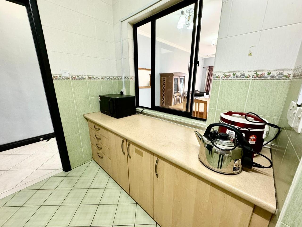 Marina Court Vacation Home 3 Bedrooms - Kota Kinabalu Zewnętrze zdjęcie